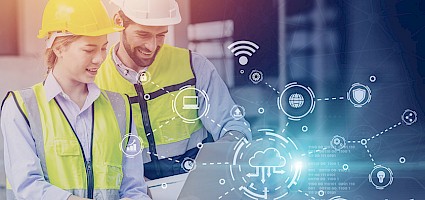 Bauarbeiter die moderne Technologien zur Gebäudeautomation am Bau nutzen