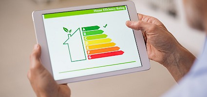 Tablett mit einer Darstellung zur Energieeffizienz eines Gebäudes