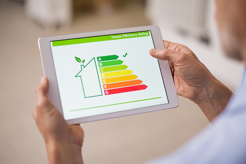 Tablett mit einer Darstellung zur Energieeffizienz eines Gebäudes