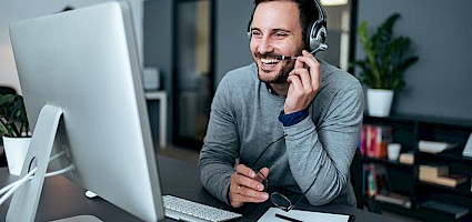 Mann in einem Videomeeting bei der Kundenakquise