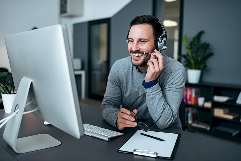 Mann in einem Videomeeting bei der Kundenakquise
