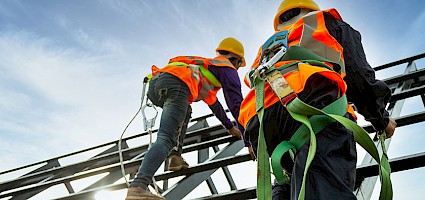 Arbeitssicherheit - Bauarbeiter auf einem Gerüst