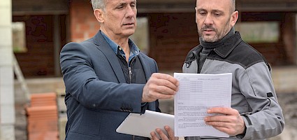 Männer besprechen die Aufgabenteilung zwischen Auftragnehmer und Subunternehmer