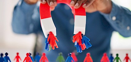 Darstellung Networking mit Magnet und Figuren