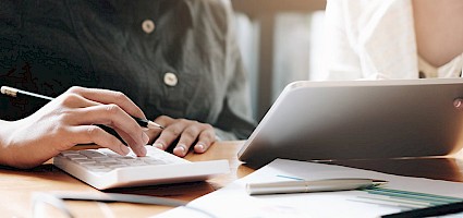 Frauen am Laptop bearbeiten eine Ausschreibung
