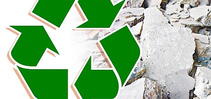 Bauschutt und ein Recycling-Symbol