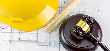 Richterhammer und Werkzeug auf einem Bauplan