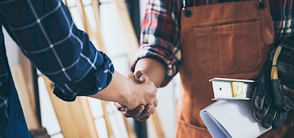 Arbeiter am Bau Handschlag