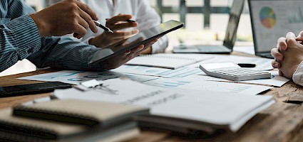 Menschen am Schreibtisch bearbeiten stapelweise Papierkram