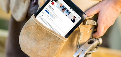 Mobiles Endgerät in der Tasche eines Bauarbeiters