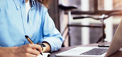 Frau am Laptop erstellt ein Angebot