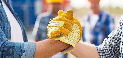 Handschlag Arbeiter am Bau