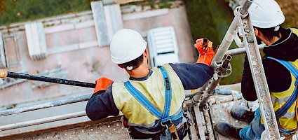 Bauwirtschaft Österreich: Zwei Männer auf einem Gerüst