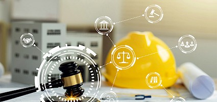 Auftraggeberhaftung: Schutzhelm, Richterhammer und Ausschreibungsunterlagen