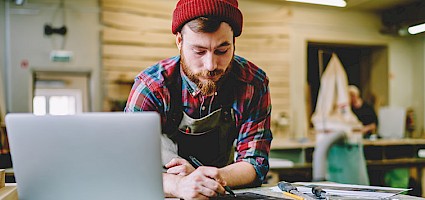 Als Handwerker Aufträge finden: Handwerker schreibt sich Aufträge auf