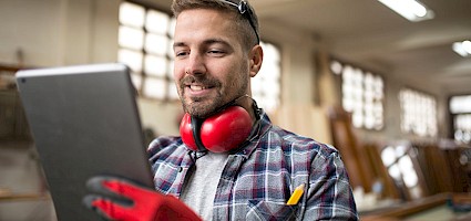 Ausschreibungsportale: Handwerker sucht Ausschreibungen auf Tablet