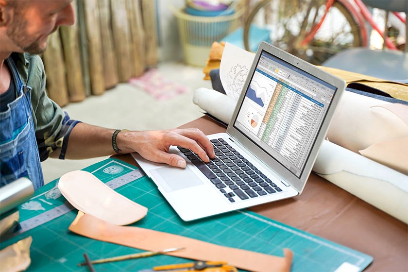 Nachhaltige Vergabe: Handwerker arbeitet am Laptop